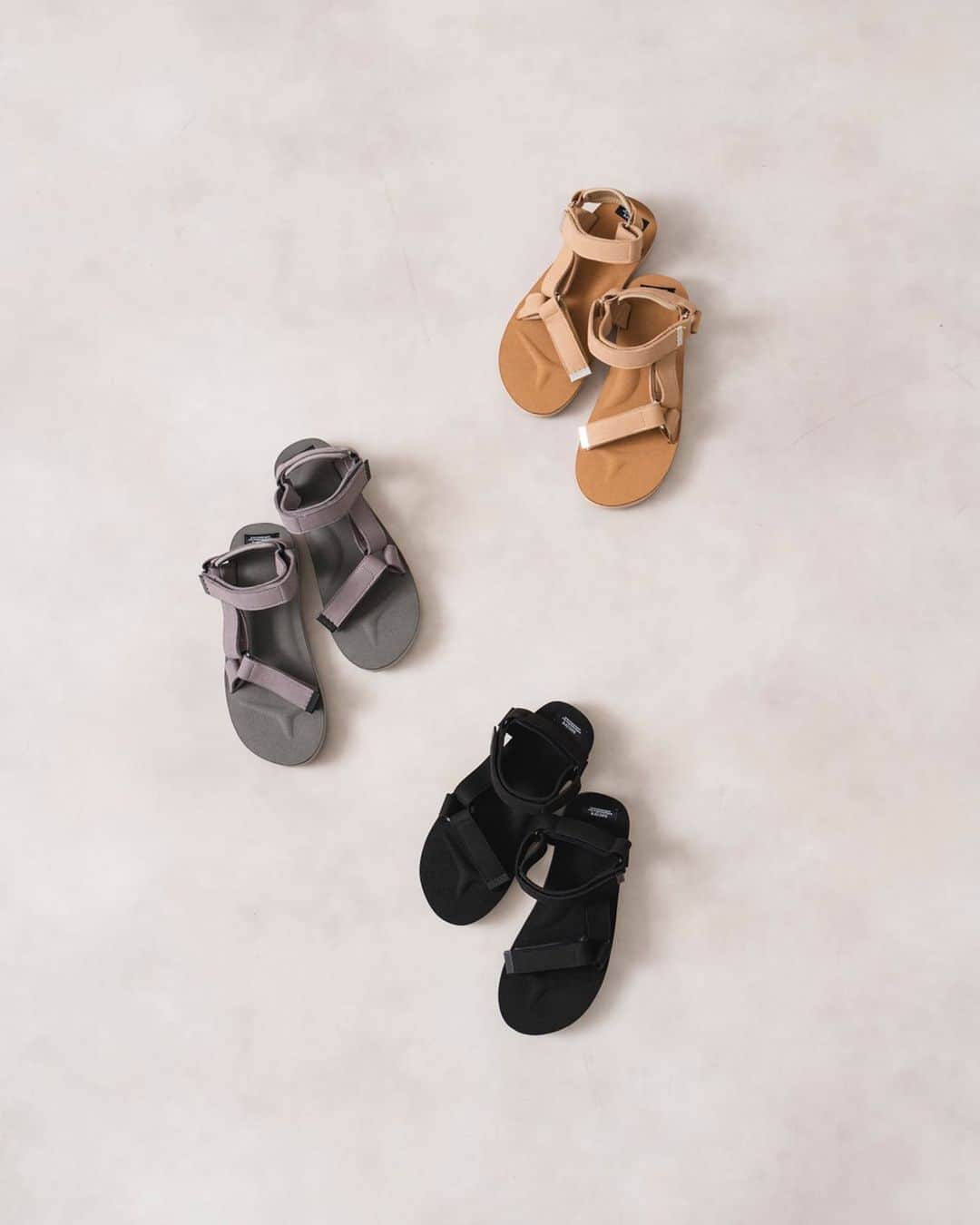 のインスタグラム：「【SUICOKE - Exclusive model - 】﻿ ﻿ 定番人気のDEPA-ECSをベースにした特別感のある仕上がり。﻿ ﻿ アイコニックなストラップによるホールド感や履き心地の良さはそのままに、フェイクスウェードとカラーリングで上品さをプラス。﻿ ﻿ そしてストラップの剣先やストラップ同士の接合部をメタルパーツを採用したことで全体をシックにまとめ上げました。﻿ ﻿ 大人見えなスポーツサンダルはショーツはもちろん、スラックスとの相性も抜群。ソックスとのコーディネートもお楽しみいただけます。﻿ ﻿ ﻿ 【SUICOKE / スイコック】﻿ 「本当に自分たちが欲しいもの、所有したいものだけを作っていく」という挑戦的創造開発をコンセプトとして2006年にスタートした日本のシューズブランド。独自開発のSUICOKE【スイコック】オリジナルサンダルEVAフットベッドを使用したサンダルを発表。どのモデルも柔軟な踏み心地に加え、反発性を兼ね備えた仕上がりとなっている。﻿ ﻿ ﻿ Sandals : 【SUICOKE EX】¥12,000+tax﻿ No : 20093310003510﻿ ﻿ ﻿ ﻿ ﻿ ﻿ ﻿ ﻿ ﻿ ﻿ ﻿ ✁----------------------------------------﻿ #edifice #menssandals #sandalstyle #2020ss #suicoke #mensfashion #mensstyle #menswear #exclusive #suede #strapsandals #menwithclass #menwithstyle #mensclassic #mensclothing #mensclothes #dapper #dapperman #dapperstyle #エディフス #スイコック #夏サンダル #エディフィス別注」