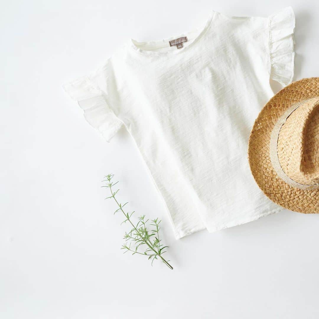 LILI et NENEさんのインスタグラム写真 - (LILI et NENEInstagram)「夏のマストアイテム、ホワイトTシャツもエミールエイダの手にかかると、とてもガーリーな印象のTシャツに！ ． . よろしければご購入されたお客さまは #lilietnene のタグづけをして投稿してくださいね @lilietnene プロフィールリンクよりリリエネネWEBサイト・@lilietnene_parisご覧ください . . . #emileetida#babyfashion#エミールエイダ#kidsfashion#ベビーファッション#キッズファッション#Tシャツ#ガーリーファッション#出産祝い#お出かけ#セレクトショップ#lilietnene#リリエネネ#女の子のママ」5月25日 21時37分 - lilietnene