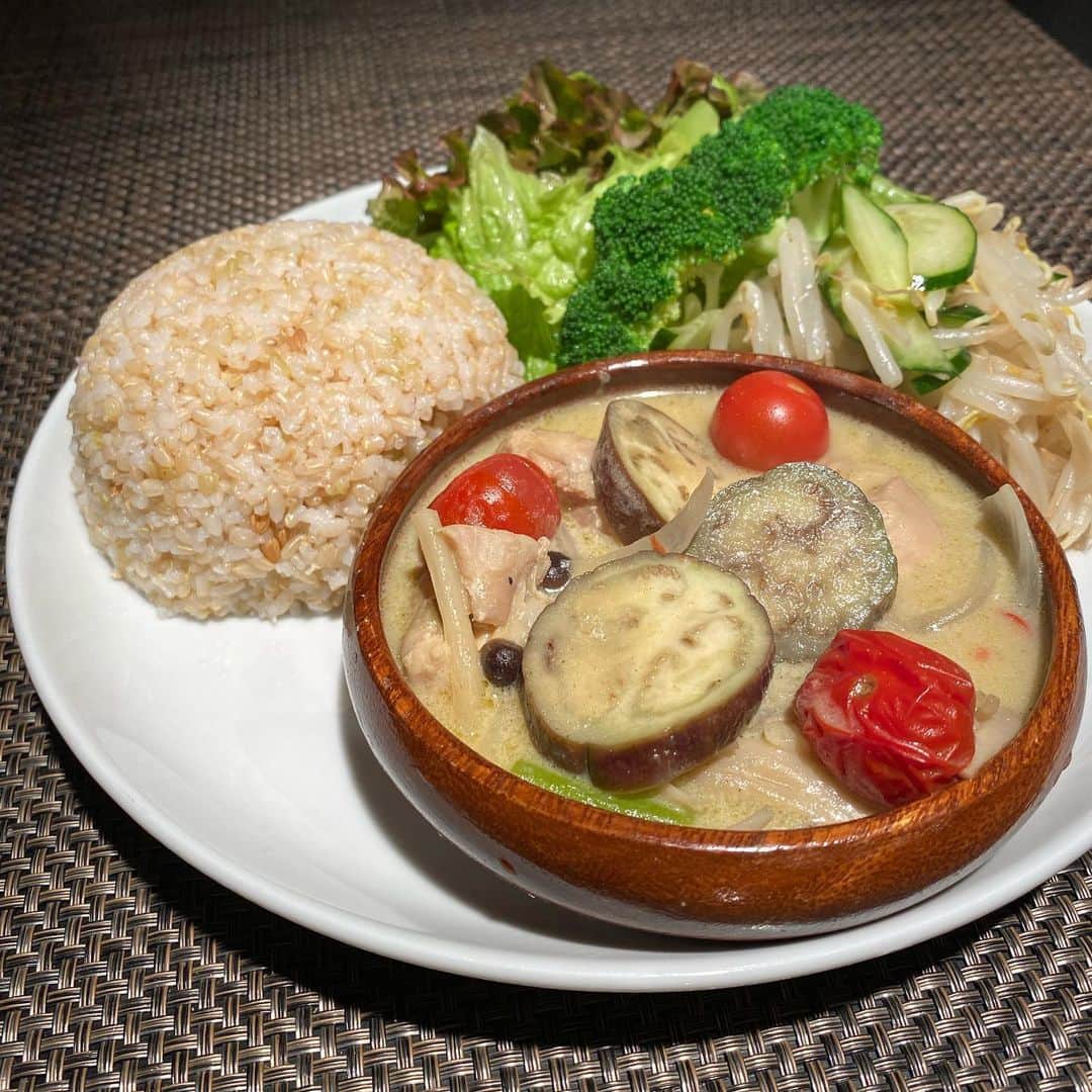 中倉隆道さんのインスタグラム写真 - (中倉隆道Instagram)「. 今夜のマンデーカレーは 『グリーンカレー』🍛✨ . . ミニトマト、ナス、タケノコ、タマネギ、しめじ、ニンニクの芽、生姜、にんにく、青唐辛子、鶏肉！ . ベジいっぱい♬ ミニトマトの酸味と甘味がココナッツミルクのグリーンカレーに合う！！ . 玄米でヘルシーディナー😋💕 付け合わせ野菜もいっぱい♬ . . 今夜も恵みに感謝🙏 おいしゅーございました☺️ . #マンデーカレー #月曜カレー #カレー #グリーンカレー #ベジめし #夜ご飯 #オウチゴハン #男ノ料理 #dinner #vegetables #時短レシピ #ダイエット #diet #ダイエットメニュー #オトコノキッチン #料理愛好家 #フリーアナウンサー #柿ピー研究家 #中倉隆道」5月25日 21時38分 - ryudo.tokyo