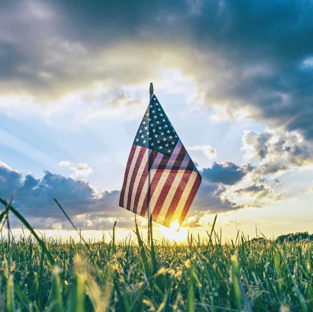 ビル・ゴールドバーグのインスタグラム：「This Memorial Day, take a break from the madness of the world .... Please honor and mourn those who died while serving in the US military.......they paid the ultimate price for our freedom🙏 and we can never thank them enough! #army #navy #airforce #marines #firstresponders #coastguard #thankyou @goldbergsgarage 🇺🇸#spear #jackhammer #whosnext」