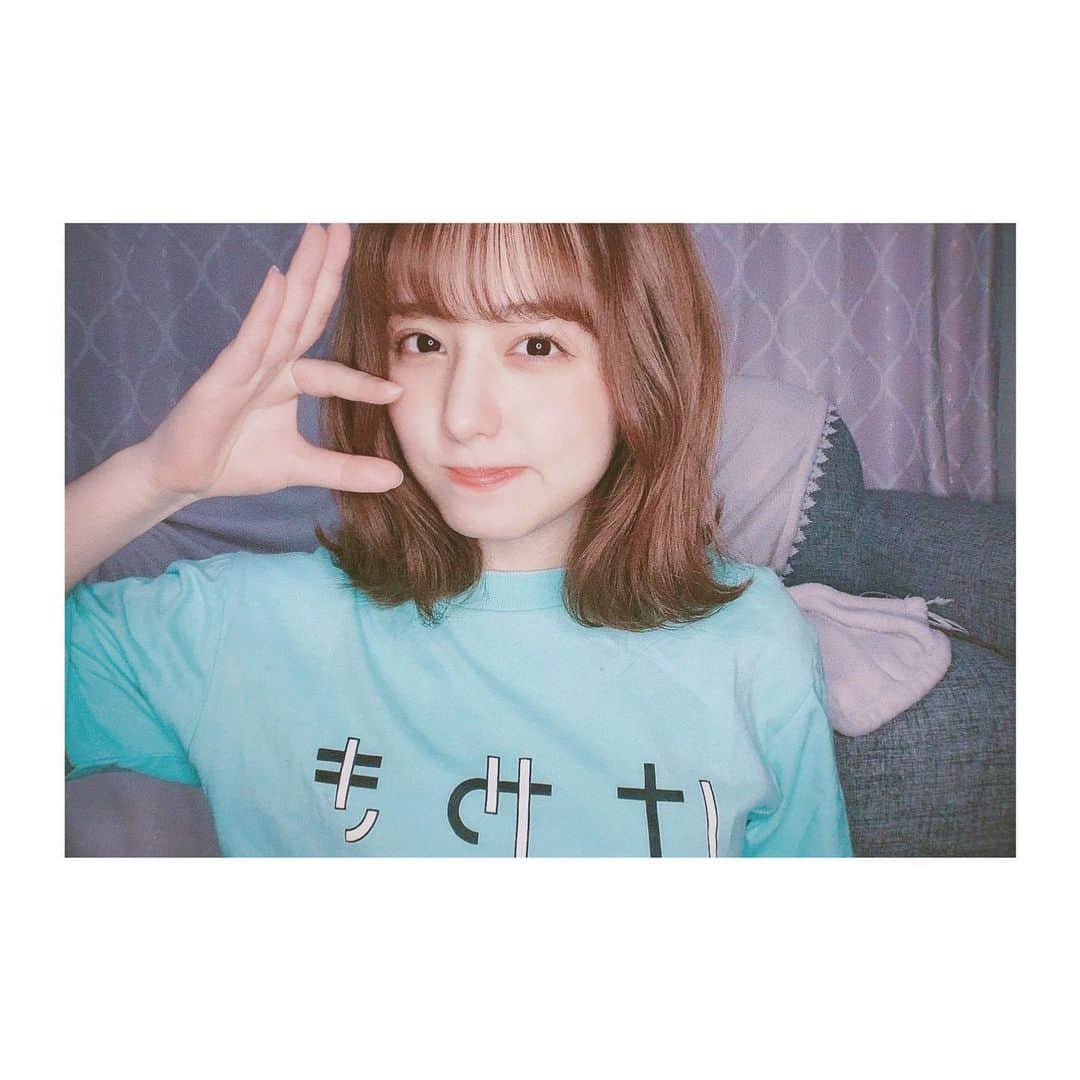 前田美里のインスタグラム：「おうちのすたるじっく。 (#ひらがなけやき ) . #おうち時間 #stayhome #ノスタルジック #film #film_jp #ヲタク #Tシャツ #hinatazaka46 #けやき坂46 #日向坂46 #日向坂46好きな人と繋がりたい #photo #ヘアアレンジ #日々の写真 #follow #followme #instalike」