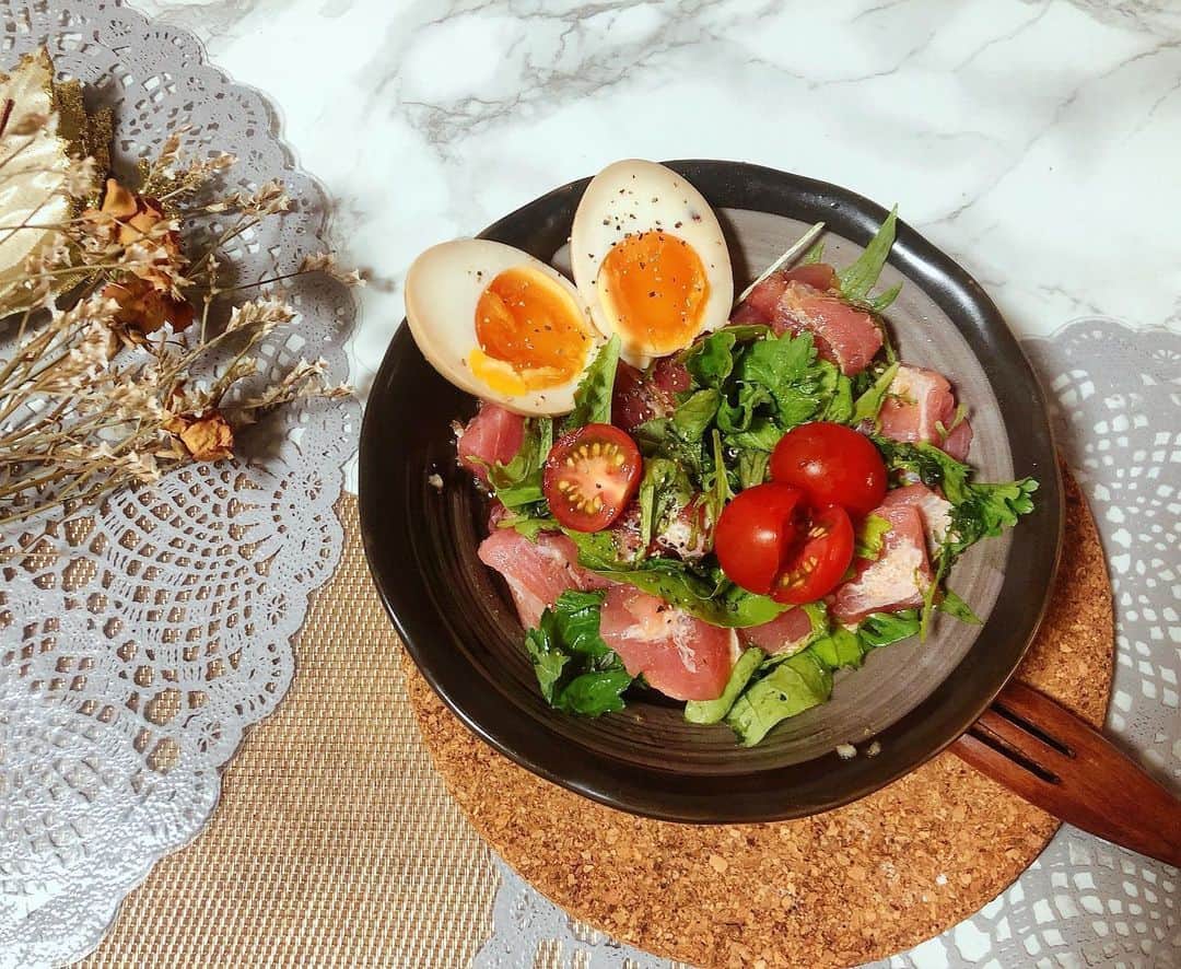 近藤夏奈のインスタグラム：「#homemadecooking ﻿ ﻿ ﻿ ﻿ 今日は調整メニューです🙋‍♀️🥗﻿ ﻿ ﻿ ﻿ ﻿ しかしドレッシングはごま油と塩ベースだから﻿ 食欲そそるのです😋💗﻿ ﻿ ﻿ ﻿ ﻿ ﻿ #マグロのカルパッチョ#マグロのサラダ﻿」