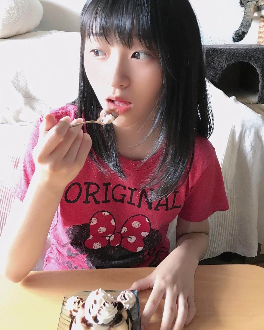 前野えまさんのインスタグラム写真 - (前野えまInstagram)「今日は「プリンの日🍮」だったので、プリンを買ってたっぷりデコレーションして食べました😋 ・ ・ #本日のおやつ #プリン #🍮 #プリンの日 #ホイップクリーム #チョコレートソース #たっぷり #デコレーション #甘かった #甘すぎた #美味しかった #完食😋 #前野えま  #pudding #whippedcream #chocolatesauce #decoration #yammy #sweet #delicious #😋 #followme #tagsforlikes #tflers #tagsforlikesapp #actor #girl #photography #portrait #portraitphotography」5月25日 21時47分 - maeno_ema