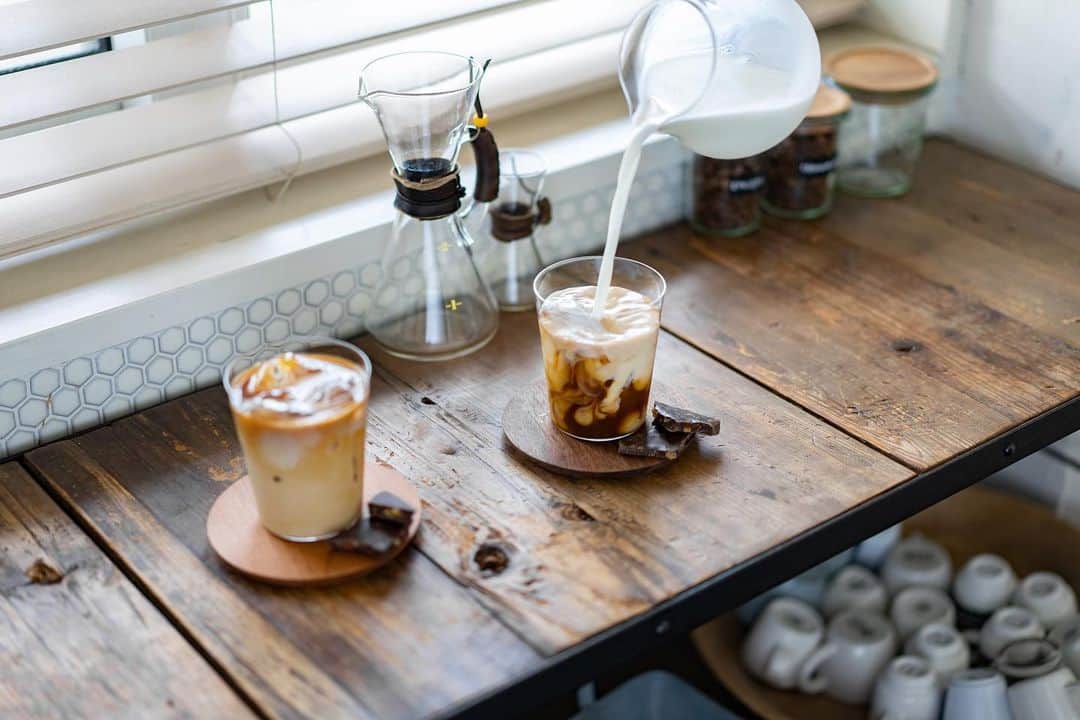 cafe_no_maのインスタグラム：「enjoyed iced-cafe au lait . 冷たいカフェオレがおいしいそんな一日でした。 . //お知らせ// カフェノマの刈込が編集長を担う、WEBマガジンの公式インスタグラムがスタートしました。コーヒーライフを送るためのヒントやアイデアを発信するWEBマガジン AKATITI（アカチチ）。カフェノマのオリジナルコーヒーカップが当たるプレゼント実施中です（5/31〆）よろしければご覧ください！ ・ @coffee_style_magazine_akatiti ・ #自宅焙煎 #うちカフェ #おうちロースタリー #TheRoast #AKATITI」