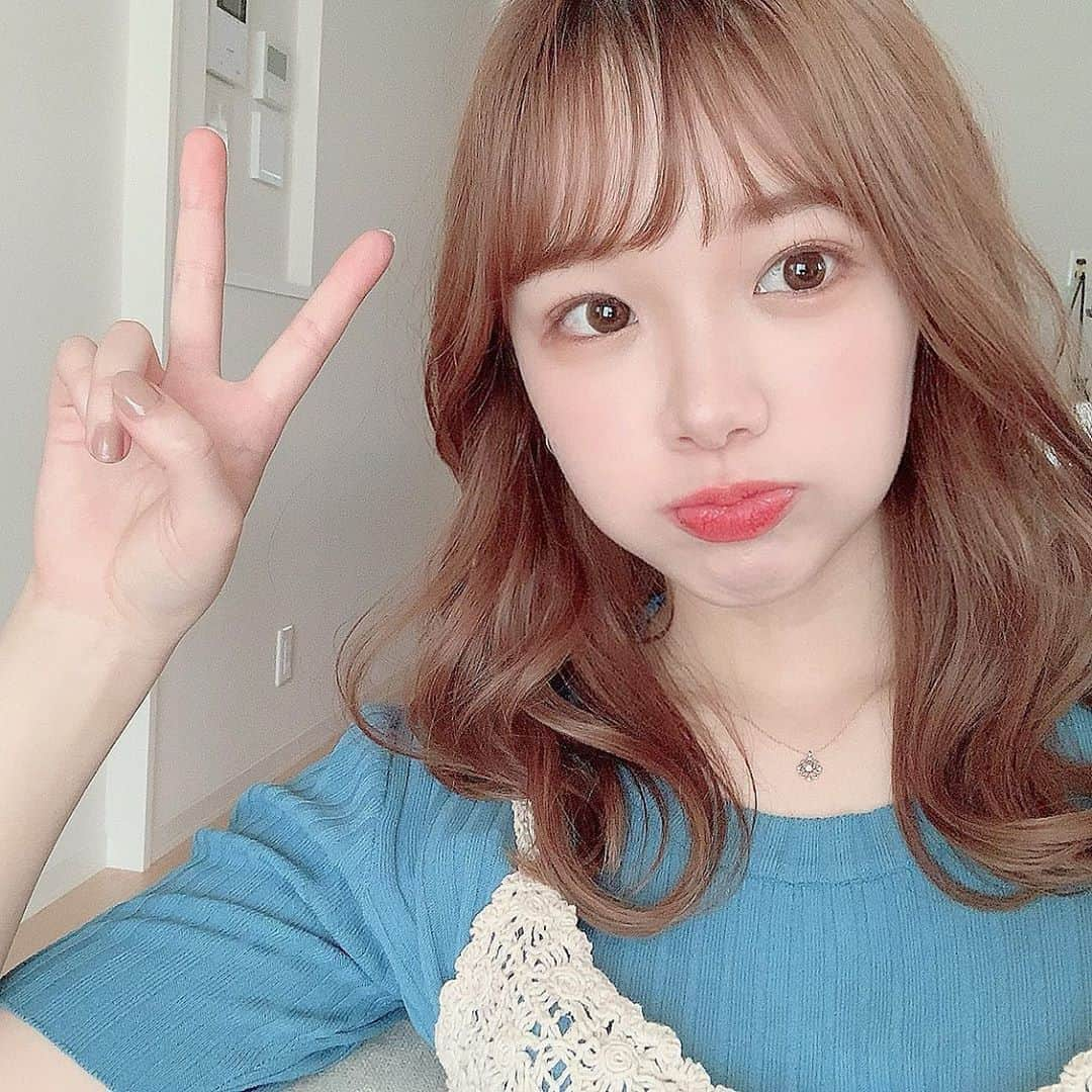 きりまるさんのインスタグラム写真 - (きりまるInstagram)「. . 髪きる見納めに ゆる巻きヘアの動画とったぞーー👩🏻‍🦲👩🏻‍🦲 . . 今日は 珍しくブルーの服を着ています。 よくストーリーで出てくる広告の服が 可愛くて安かったからポチッた めちゃヨレてた1回洗濯したらたぶん終わる」5月25日 21時56分 - kirimaruuu