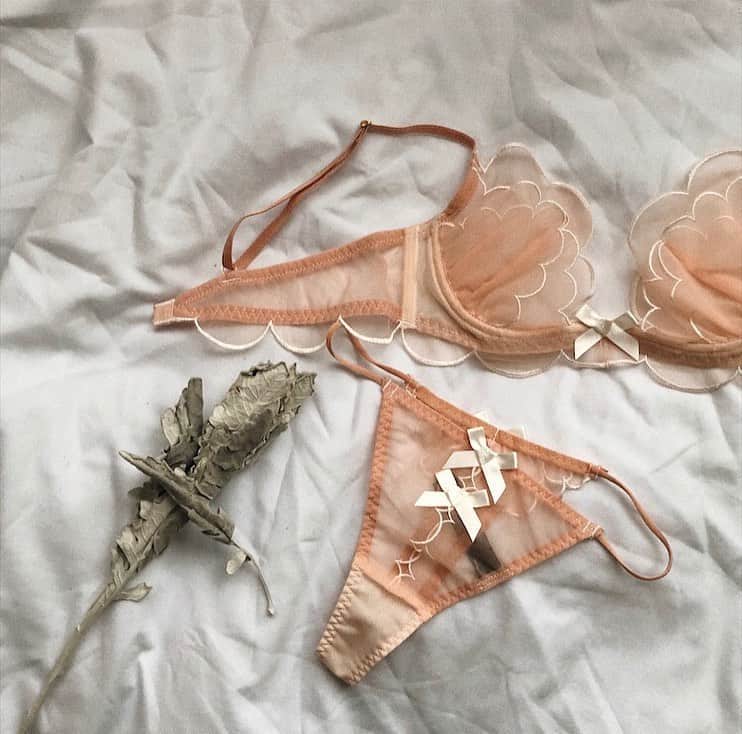 Ravijour札幌4丁目プラザ店のインスタグラム：「#NEW (ブラジャー&ボトムセット) #スカラップブラセット¥8,990 + tax  重ね合わせた大小の スカラップチュールがポイント✨  詳細はTOPのURLからブログ見れます！（ @ravi_sapporo ）  #RAVIJOUR #ラヴィジュール  #ravijourstaff  #ravijour_official  #ravijoursapporo #shopnews #新作商品 #下着 #lingerie」