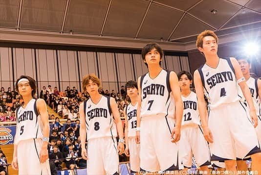 dTVさんのインスタグラム写真 - (dTVInstagram)「～#美男採集図鑑 by dTV～﻿ ﻿ 「春待つ僕ら」より亜哉（小関裕太）をピックアップ🌟﻿ ﻿ 高校入学を機に“脱ぼっち”を目指す美月だが、何をやっても上手く行かない…。そんな美月のバイト先に、校内で人気のバスケ男子4人が突然現れ、美月の平凡だった日常をひっかき回す…。一見チャラいが実はバスケに真剣で、仲間を大事にする4人の素顔を知り、次第に心を許していく美月と、「大事なものがきっと見つかると思うよ」と美月を励ます永久。お互いが気になり始めた時、美月は、幼なじみの亜哉と再会して――。﻿ ﻿  美月の幼なじみで帰国子女の天才バスケ選手・亜哉。美月に”好き”という気持ちをストレートに伝える、まっすぐな姿勢にキュンキュンが止まらない。。小関さんはバスケ未経験者ながら天才バスケ選手役を演じるということで、猛特訓を重ねたそう。劇中で見せる180センチの長身を生かした華麗なプレーは必見です！！﻿ ﻿  #北村匠海 #小関裕太 #磯村勇斗 #杉野遥亮 #稲葉友 #土屋太鳳﻿ #春待つ僕ら #dTV」5月25日 22時01分 - dtv.pr