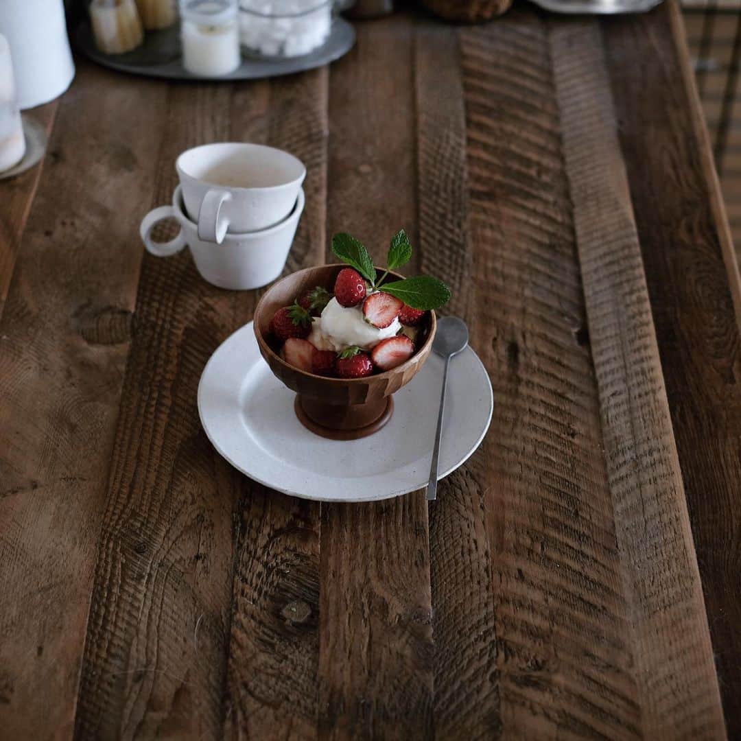 maggydaisyのインスタグラム：「_🍓🍨🍓 . . . 昨日はへとへとで寝落ち .  #渡邊浩幸 #アセビマコト #馬酔木誠 #sweets」