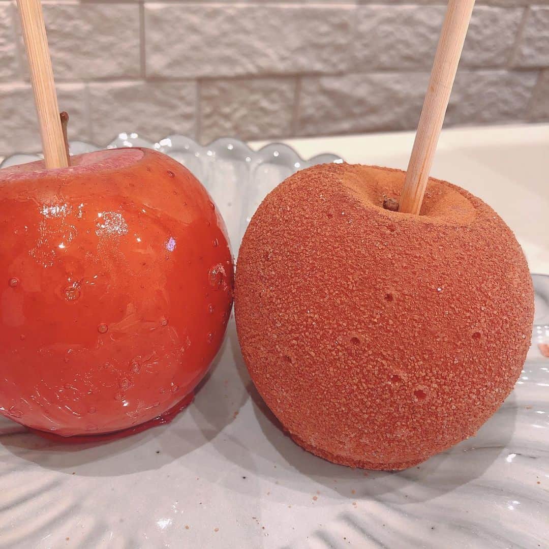 高橋里帆のインスタグラム：「子供の時にお祭りの出店で食べてた〜りんご飴🍎 歯が抜け変わる時で飴にくっ付いて泣いた記憶が〜🤣 出店の、りんご飴は飴の部分が、 結構厚めで中々リンゴまで、たどりつけなくて全部食べれなかったイメージでした✨  このおしゃれなりんご飴💕 『恋つづ』でも登場した✨ シナモンと、プレーンをチョイス❣️ テイクアウトしてお持ち帰り🧡  冷やしてカットして食べました😋  外側が、丁度良いパリパリ感で、りんごの酸味とバランスが良く、あっという間に２個食べてしまったぁ〜🤣 これは思ったよりも、ハマってしまう予想を超えたスウィーツでした💕  #りんご飴#スウィーツ#出店#お祭り#子供の頃#candyapple#キャンディアップル#冷やす#パリパリ#予想を超える#美味しい」