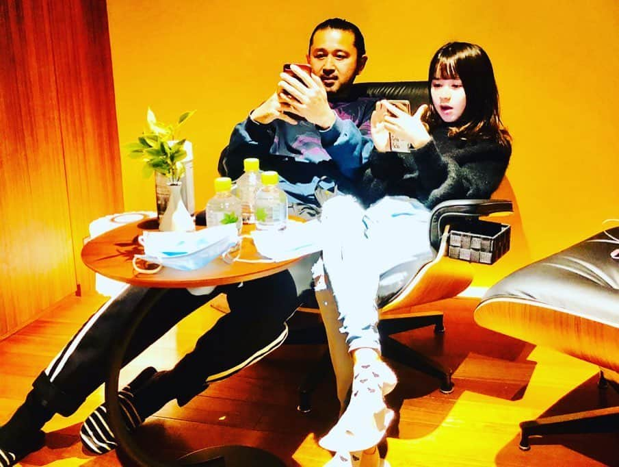 田中杏子さんのインスタグラム写真 - (田中杏子Instagram)「at the luxury waiting room of my new cosmetic dentirtry @dentistry_tokyo_since1925  福岡まで通い続けた、長きに渡りとてもお世話になった私の審美歯科を担当してくださった博多歯科クリニックから、東京は代々木にある、娘がお世話になっている　@dentistry_tokyo_since1925 さんが治療を引き継いでくださることになり、今後の歯のケアをお願いすることになりました。  ラグジュアリーな待合室にて。  まずはトリートメントケアを受けて、今後の治療内容が決まるそうです！  これは　まだ緊急事態宣言が発令する直前でしたが、マスクが散らかってますね😝😷💦 #akotanaka #dentistrytokyo  #審美歯科」5月25日 22時10分 - akoakotanaka