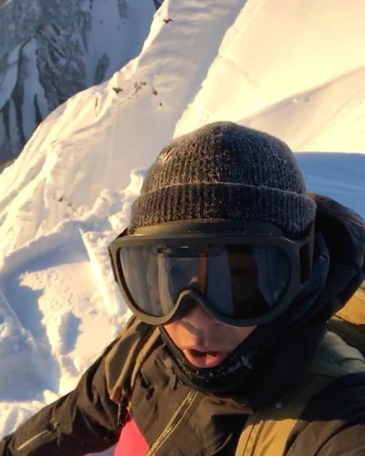 のインスタグラム：「【sunrise】 映像でピークからの景色をお楽しみください🌄 ここからドロップする瞬間のあの状態は精神世界でのストーリーのようであり人間の秘めた能力を感じます。自分の秘めた能力を最大引き出せる場所です。ミスは許されない事で。  #akirasproject  #mindfullife  #nature #mountainlife #wintervibes」