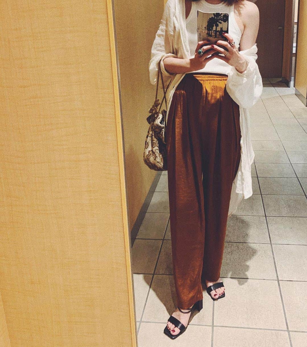 のインスタグラム：「. . 全身🧡 . . ＿＿＿＿＿＿＿＿＿＿＿＿＿＿＿＿＿＿＿＿＿＿＿＿＿ #fashion#outfit#ootd#coordinate#satin #ungrid#lifes#todayful#サテンパンツ#シャツ」