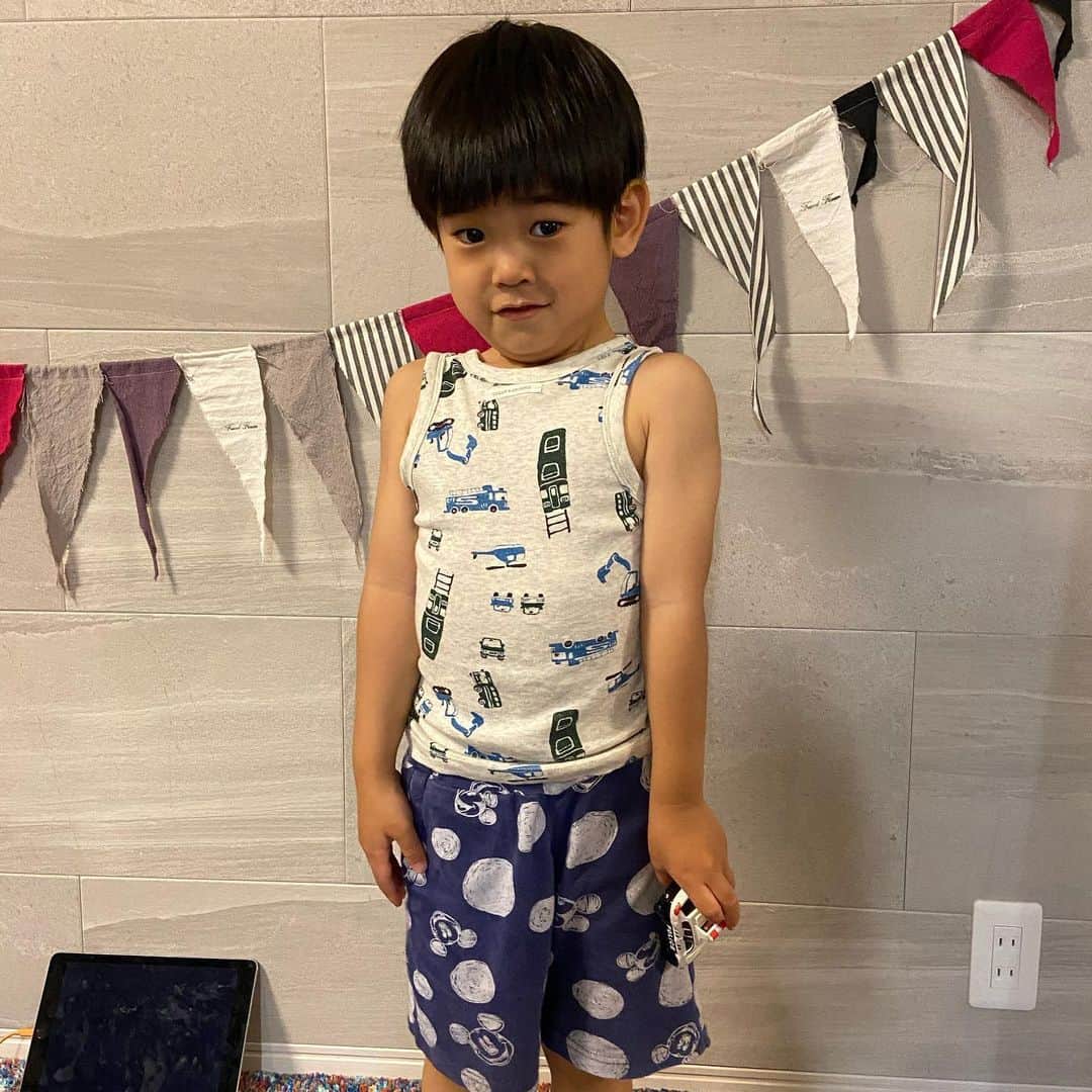 kougeishaのインスタグラム：「タンクトップ下着を前後ろ反対に着るとアスリートチックになる銀さん。」