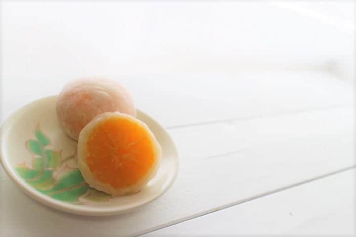 Shinkinedo Group inc.さんのインスタグラム写真 - (Shinkinedo Group inc.Instagram)「. 「まるごとみかん大福」🍊 . 果汁たっぷりの完熟みかん🍊を， ぎゅっと閉じ込めた大福。 . みずみずしい🍊みかんの爽やかさに， 甘さ控えめの白あんが絶妙です。 . よく冷やして、晴れた日には，お日様のもとで，夏の味わいをお楽しみ下さい。 . . .価格324円(税込) . . . .  #新杵堂　#みかん大福 #みかん好きな人と繋がりたい #大福好きな人と繋がりたい #おうち時間　#白あん #和菓子好きな人と繋がりたい #おうちカフェ#うちカフェ #手作りスイーツ#フルーツ和菓子 #おうちスイーツ#和菓子大好き #sweetspic #一眼レフ #sweetstagram #instadessert #푸드스타그램 #일본음식 #좋아요반사 #자신에게포상 #맞팔 #달콤한남자 #집스위」5月25日 22時18分 - shinkinedo