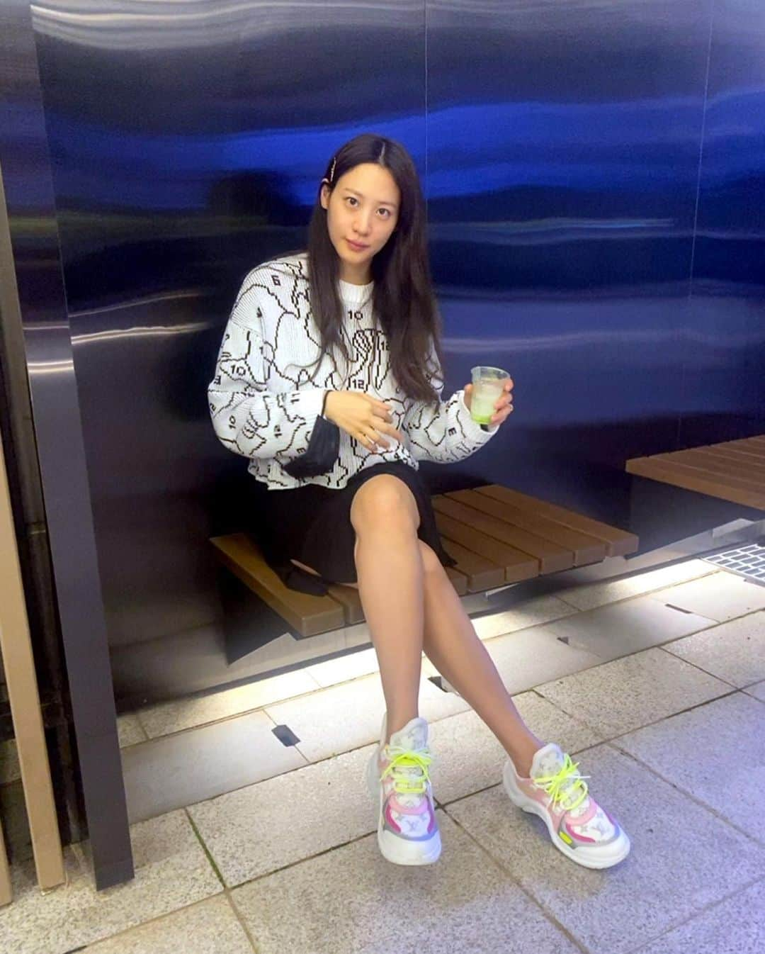 キム・スヒョンさんのインスタグラム写真 - (キム・スヒョンInstagram)「late night ice cream🍦 in my new LV #archlightsneakers . . #GiftfromLV  thank you #LV #ad」5月25日 22時18分 - claudiashkim