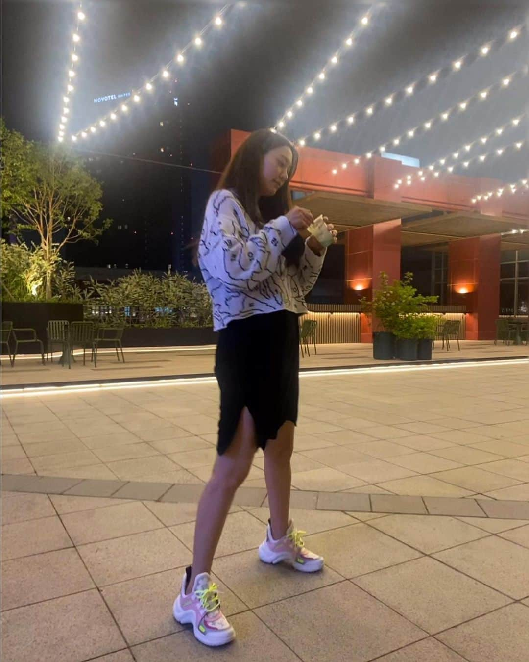 キム・スヒョンさんのインスタグラム写真 - (キム・スヒョンInstagram)「late night ice cream🍦 in my new LV #archlightsneakers . . #GiftfromLV  thank you #LV #ad」5月25日 22時18分 - claudiashkim