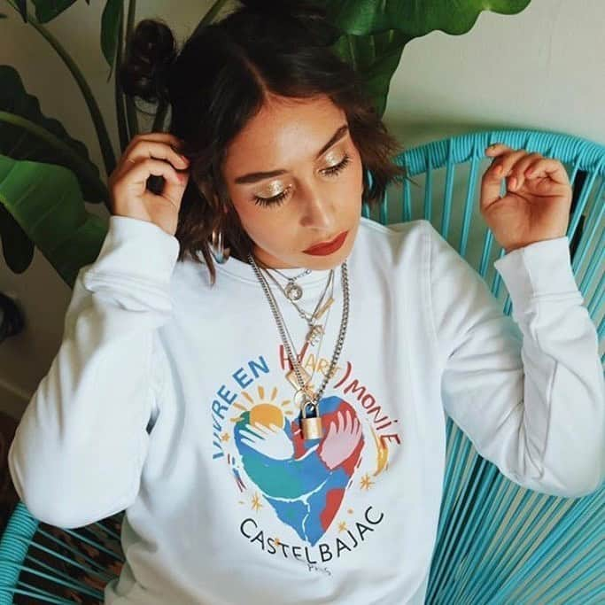 カステルバジャックのインスタグラム：「Adoptez notre sweatshirt de la collection "H(ART)MONIE", merci à @letsgetflashy d'avoir partagé avec nous son outfit ! N'hésitez pas vous non plus à nous tagguer pour nous montrer vos tenues assorties de nos pièces colorées !  Adopt our sweatshirt from the "H(ART)MONIE" collection, thanks to @letsgetflahy for sharing his.her outfit with us! Don't hesitate to tag us to show us your outfits with our colorful pieces !  #CASTELBAJACParis #INFLUENCEUR #newcollection #harmony #sweatshirt #inspiration #ethicalfashion #paris」