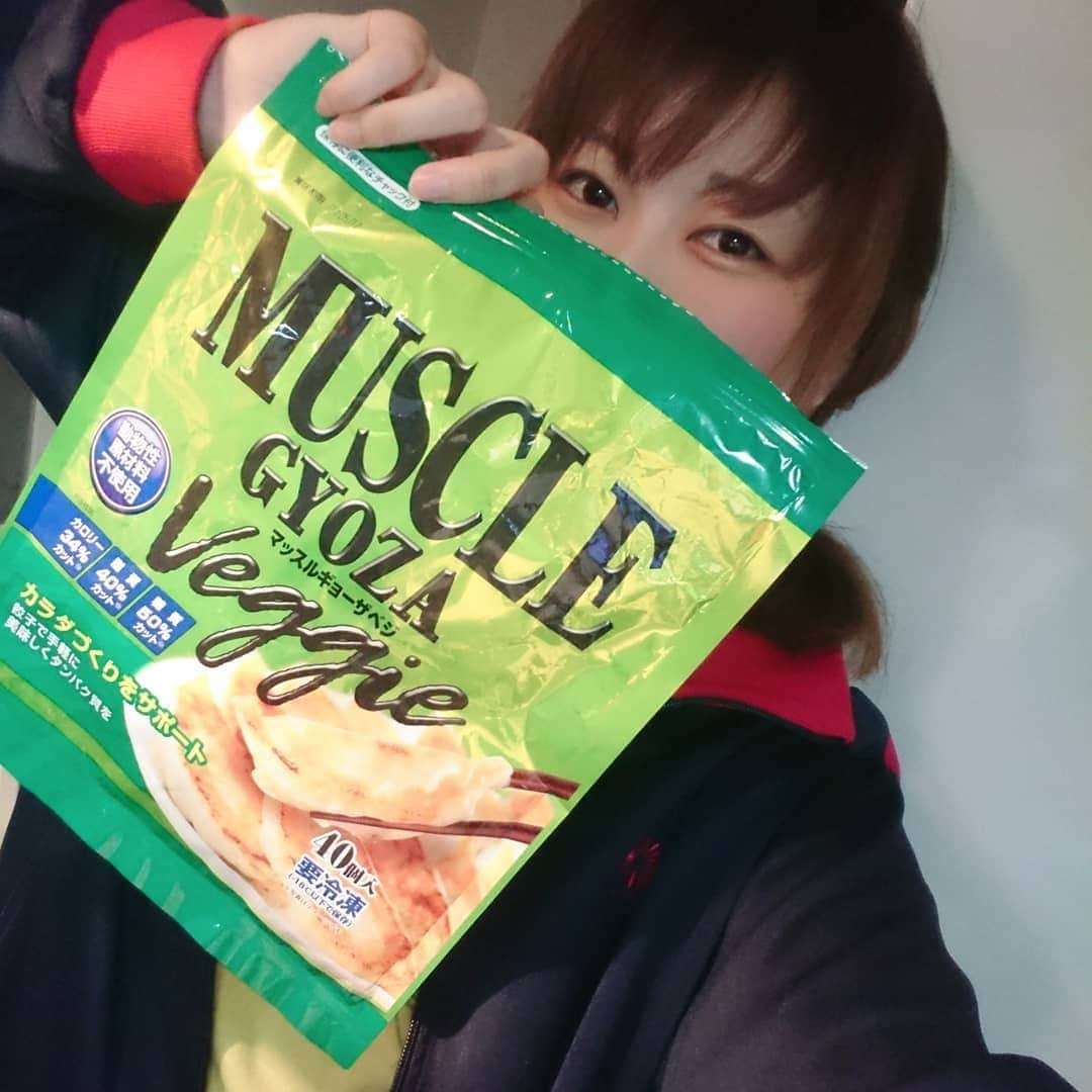 松浦麻里奈さんのインスタグラム写真 - (松浦麻里奈Instagram)「お肉の代わりに大豆ミートで作ってる 「MUSCLEGYOZA veggie」😋❣❣❣ マッスル餃子～.•*¨*•.¸¸♬ (@sinei_gyoza ) . カロリー34％OFF😳糖質50％OFF😮脂質40％OFF😍 それに、動物性原材料不使用！！ . . マッスルギョーザは楽天・Amazonでも販売してて 話題のマッスル餃子お取り寄せ～🍀😌🍀 . . 1袋、40個入り！！一個約30キロカロリー 焼きも美味しいけど、色んなアレンジ出来る💓  まずは、シンプルに焼きから😏 皮はモチモチっとしてて、中はふんわりジューシー！ お肉ないし、物足りないかな？と思ってたけど、 案外満腹&ボリュームあるわ( ゜o゜)！！ . . 大豆の食感なくて、野菜も入ってるし ホントに餃子だわ🙆💓 . ちょっと、アレンジを 色々と試してみよーっと(๑•ω-๑)♥ . ▼シンプルな焼き餃子 ▼ピリ辛ユッケジャン風 ヘルシー野菜&マッスル餃子  #マッスルギョーザ #信栄食品  #sponsored #大豆ミート #musclegyoza_fan #マッスル飯 #monipla #musclegyoza_fan #pr #餃子 #ヘルシー餃子 #マッスル #筋トレ #タンパク質 #ゴハン #夜ご飯 #メニュー #料理 #料理好きな人と繋がりたい #ヘルシー料理 #food #foodphotography #foodpic #アレンジ料理 #おつまみ #おつまみレシピ #大豆 #diet #ダイエットメニュー #ヘルシー #dinner」5月25日 22時21分 - ay114.831m