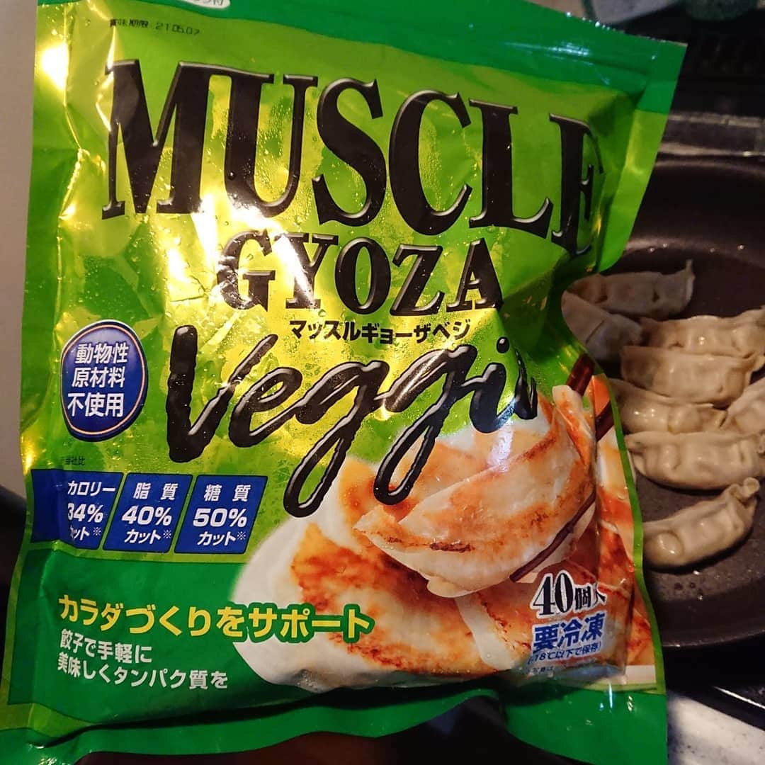 松浦麻里奈さんのインスタグラム写真 - (松浦麻里奈Instagram)「お肉の代わりに大豆ミートで作ってる 「MUSCLEGYOZA veggie」😋❣❣❣ マッスル餃子～.•*¨*•.¸¸♬ (@sinei_gyoza ) . カロリー34％OFF😳糖質50％OFF😮脂質40％OFF😍 それに、動物性原材料不使用！！ . . マッスルギョーザは楽天・Amazonでも販売してて 話題のマッスル餃子お取り寄せ～🍀😌🍀 . . 1袋、40個入り！！一個約30キロカロリー 焼きも美味しいけど、色んなアレンジ出来る💓  まずは、シンプルに焼きから😏 皮はモチモチっとしてて、中はふんわりジューシー！ お肉ないし、物足りないかな？と思ってたけど、 案外満腹&ボリュームあるわ( ゜o゜)！！ . . 大豆の食感なくて、野菜も入ってるし ホントに餃子だわ🙆💓 . ちょっと、アレンジを 色々と試してみよーっと(๑•ω-๑)♥ . ▼シンプルな焼き餃子 ▼ピリ辛ユッケジャン風 ヘルシー野菜&マッスル餃子  #マッスルギョーザ #信栄食品  #sponsored #大豆ミート #musclegyoza_fan #マッスル飯 #monipla #musclegyoza_fan #pr #餃子 #ヘルシー餃子 #マッスル #筋トレ #タンパク質 #ゴハン #夜ご飯 #メニュー #料理 #料理好きな人と繋がりたい #ヘルシー料理 #food #foodphotography #foodpic #アレンジ料理 #おつまみ #おつまみレシピ #大豆 #diet #ダイエットメニュー #ヘルシー #dinner」5月25日 22時21分 - ay114.831m