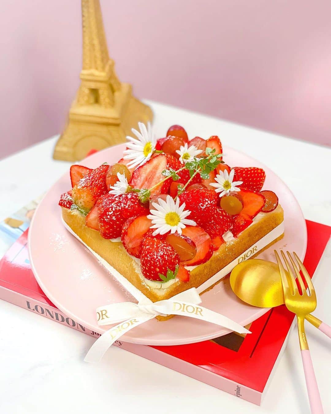 のインスタグラム：「. . おうちカフェ🍰 フラワーボックス風いちごトースト🍓 作ってみたよ〜☁️ . ぎっしりな苺🍓とちょっとだけぶどう🍇を詰め込んだ💗 . 可愛くできたし美味しくできて大満足🤤🍴 . #stayhome #ouchicafe #homecooking #homecafe #strawberry #strawberrycake #おうちカフェ #おうち時間 #いちごスイーツ #いちごトースト #いちごサンド #ストロベリースイーツ #苺スイーツ #フォトジェニックスイーツ #フラワーボックスケーキ #ステイホーム」