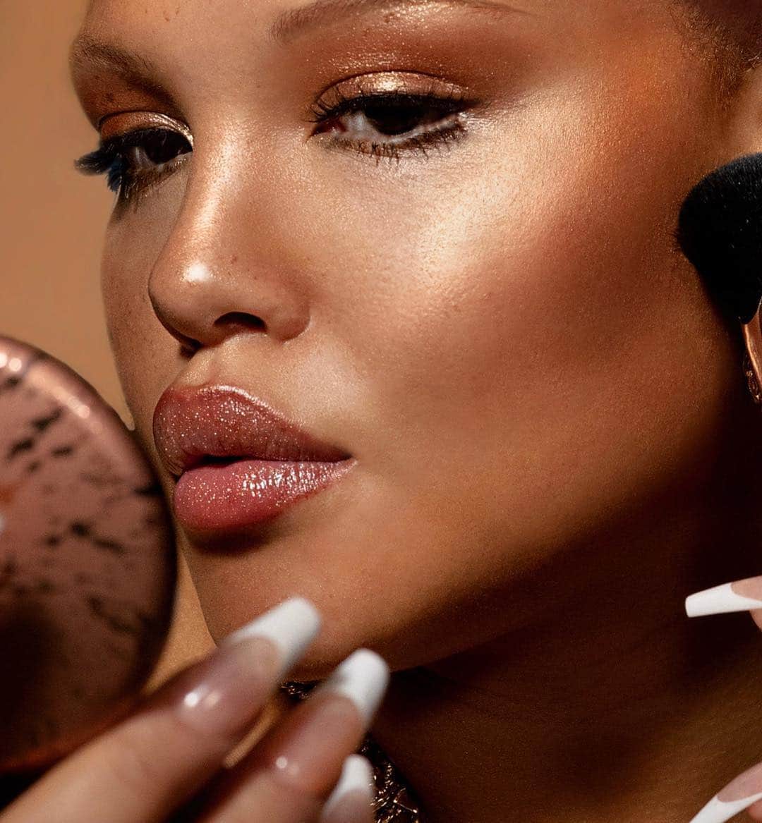 M·A·C Cosmetics UK & Irelandさんのインスタグラム写真 - (M·A·C Cosmetics UK & IrelandInstagram)「Hands up who's upping their bronze to match the weather☀️🙋🏻‍♀️🙋🏼‍♂️🙋🏽⁠⠀ ⁠⠀ 💄 NEW #MACBronzing collection Summer Chromance Lipstick, Monaco-Co Foiled Eye Shadow, Set to Sizzle Lipstick & Bronzing Powder. #MACBronzing #MACCosmeticsUK #MACCosmetics」5月25日 22時22分 - maccosmeticsuk