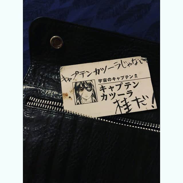 庄村聡泰のインスタグラム：「自分の財布の守神として、肌身離さず携帯しております。#空知先生 お誕生日、おめでとうございます。  #銀魂 #キャプテンカツーラ  #じゃない桂だ  #推しは桂と全蔵 #庄村家は代々もっさりブリーフ派ではありません」