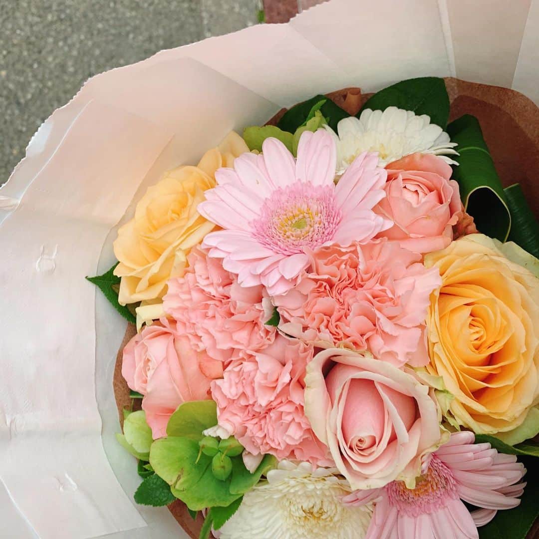 辻沙穂里のインスタグラム：「. 最近の写真がないので、全然関係ない写真ですが…💐 きょう夜23:56〜の明石家電視台は、 初めてのリモート収録でした！ さんまさん、ショージさん、中川家のお二人は ラジオスタジオから。 寛平さん、アインシュタインのお二人、私は自宅から。 2014年まで23年間続いていた人気企画 「なにをきくねん」がリモートで特別復活です🥳 観覧に応募してくださった視聴者の方々の中から 16人がリモートで参加してくださいました🏡 慣れない環境からでしたがとても楽しい時間でした☺︎ ぜひぜひご覧ください✨ #リモート収録」