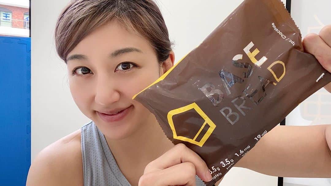 杉山しずかのインスタグラム：「@basefood_tokyo  新しいチョコレート味❣️ お昼食べる時間なくて、このあとZOOMトレだし、夜もトレーニングするから持ってきた#完全食　です！  美味しすぎて、感動！ タンパク質13.5gも！✨ #basefoodlife  #basebread  #basefood #ダイエット #減量食」