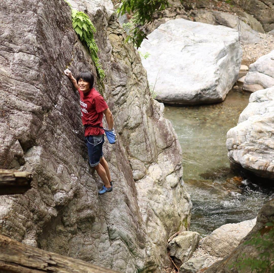 濱田健介さんのインスタグラム写真 - (濱田健介Instagram)「I enjoyed outdoor climbing today. So fun! 今日は久しぶりに岩。 前にたまたま見つけた所へ。昔に登られてたっぽいけど、情報がないからわからん。 適当にライン見つけて登ったけど、久々の岩はやはり楽しかった。 1枚目の写真のやつはたぶん初登かな。2段くらい？？小さいなりに面白かった。まあ、やる人おらんと思うけど。 とりあえず、少しずつクライミングも再開するかな。 @rockmasterhq  @unparallelup  @organicclimbing  @nogradjustfeeling  @camp1889」5月25日 22時38分 - hamaken87