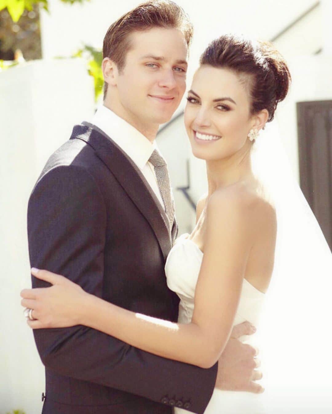 Elizabeth Chambers Hammerのインスタグラム：「TEN years married, twelve together, thirteen years as best friends. Happy Anniversary, my love. I’m beyond grateful for you, this decade, our family and the dreamiest Friday night anniversary sunset. And thank you to Hopsey’s friend, 6-year-old, Sophie who was at the beach and captured this moment. ❤️」