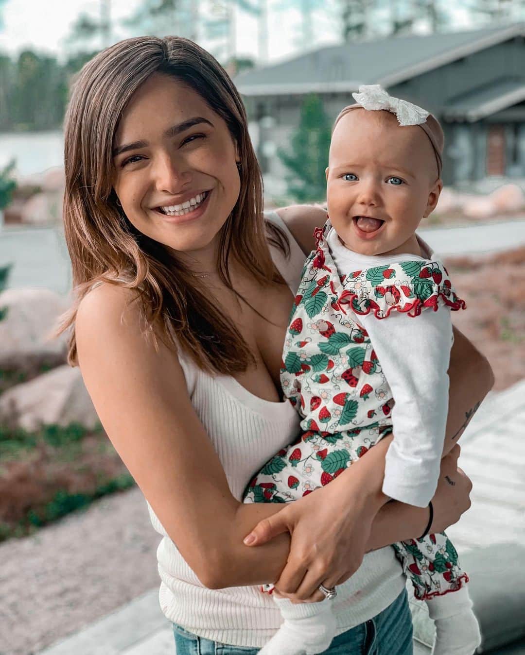 チャチー・ゴンザレスのインスタグラム：「I’m pretty sure someone is sitting on the fast forward button because I refuse to believe my bean girl is 6 MONTHS OLD TODAY 😭😍 she’s so darn precious and has me wrapped around her chubby little sausage fingers ❤️ I love you baby beanie. 📸: @jukkadudeson」