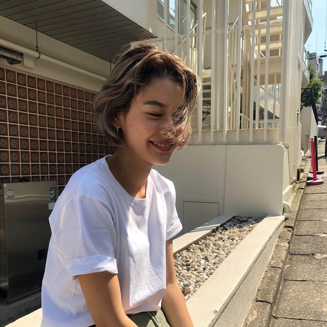松本瞳のインスタグラム：「. 2年前のきんぱつ👩‍🍳 このくらいまで切りたい気持ち。 #猫背」