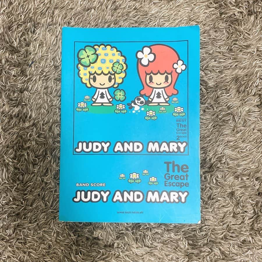 小川暖奈さんのインスタグラム写真 - (小川暖奈Instagram)「#bookcoverchallenge  3.4.5.6.7日目 . マグリットのどっかの国の言葉で全く読めない画集を表紙にまとめました！日本語のも何冊か持ってます！（内容ほぼ一緒） . 4.5日目は、私がお金持ちだったらこの世の子どもたち全員に一冊ずつ配りたいと思っている絵本の、『むれ』＆『ムム』です！ 6日目はジャッキーチェン（初恋の人）の特集のケトル、 7日目は高1の時に買って上京するときに何故か持ってきたジュディマリのバンドスコアにしてみました！ . . バトンは後輩の @fukuda_maki_3ji に📗 たぶん彼女は、投稿ではなく、ストーリーでやる人だと思いますので、ストーリーに注目しておいてください🧚🏻‍♀️ #ブックカバーチャレンジ  #7daysbookcoverchallenge」5月25日 22時47分 - ogawah