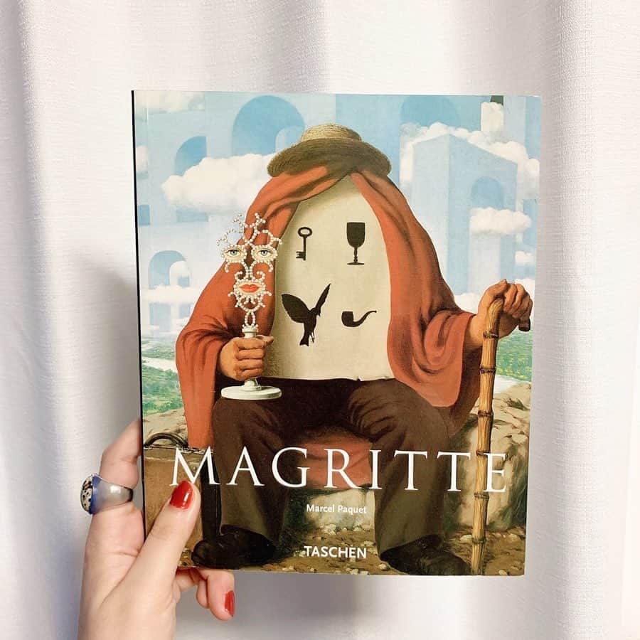 小川暖奈のインスタグラム：「#bookcoverchallenge  3.4.5.6.7日目 . マグリットのどっかの国の言葉で全く読めない画集を表紙にまとめました！日本語のも何冊か持ってます！（内容ほぼ一緒） . 4.5日目は、私がお金持ちだったらこの世の子どもたち全員に一冊ずつ配りたいと思っている絵本の、『むれ』＆『ムム』です！ 6日目はジャッキーチェン（初恋の人）の特集のケトル、 7日目は高1の時に買って上京するときに何故か持ってきたジュディマリのバンドスコアにしてみました！ . . バトンは後輩の @fukuda_maki_3ji に📗 たぶん彼女は、投稿ではなく、ストーリーでやる人だと思いますので、ストーリーに注目しておいてください🧚🏻‍♀️ #ブックカバーチャレンジ  #7daysbookcoverchallenge」