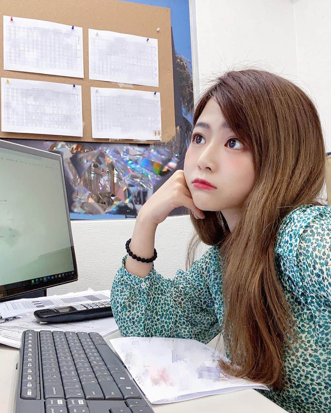 徐薇涵（Wei Han Xu）さんのインスタグラム写真 - (徐薇涵（Wei Han Xu）Instagram)「星期一開始上班就在等下班的臉 （威～） 老闆來了就很正經🤓 坐在辦公室的大家也是這樣嗎😜」5月25日 22時48分 - pppig