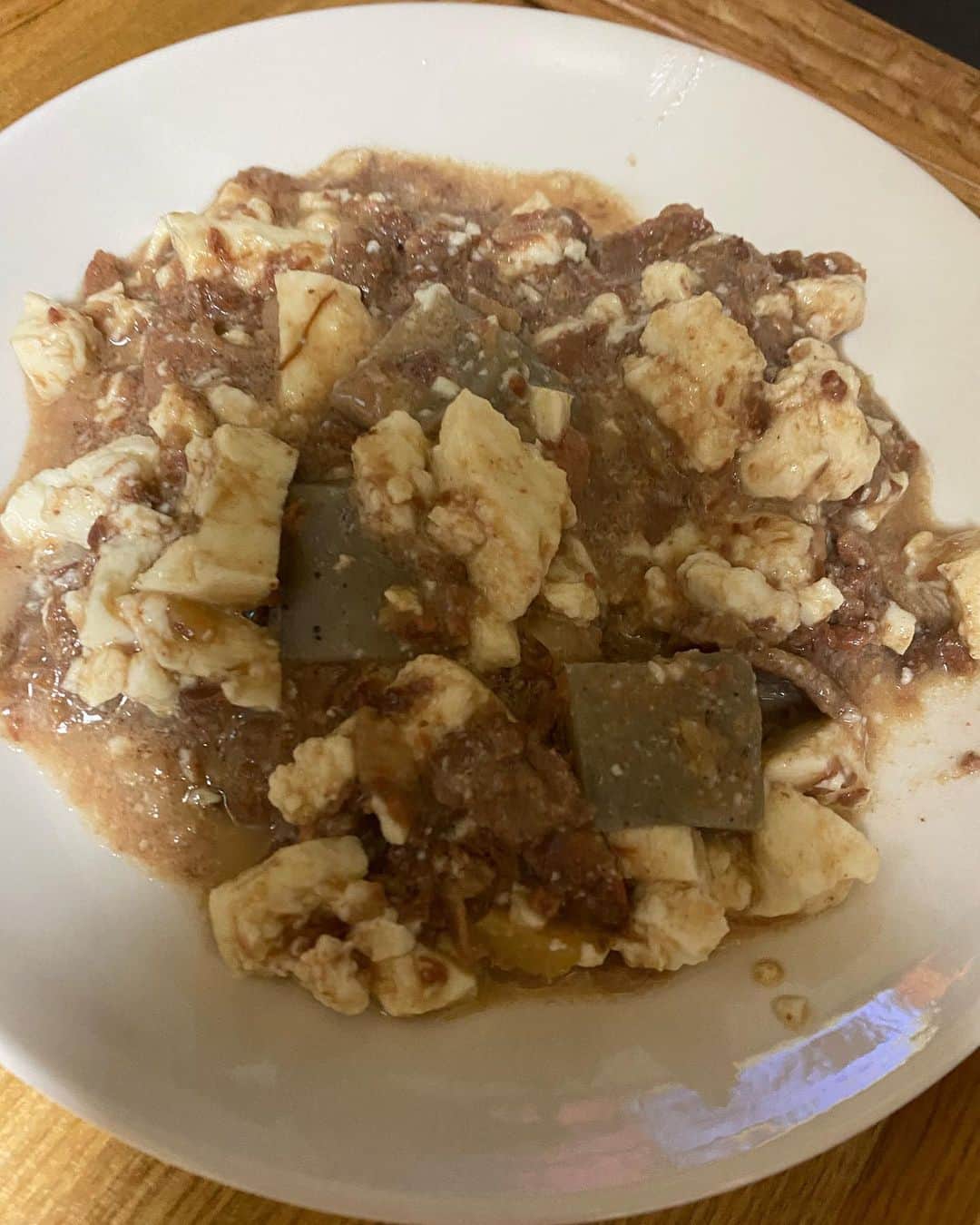 大根仁のインスタグラム：「駒沢のモツ煮名店「かっぱ」のテイクアウト。そのままだとちょっと強めなので豆腐を足したらしっくり来た。店に倣って平皿で。美味い！」
