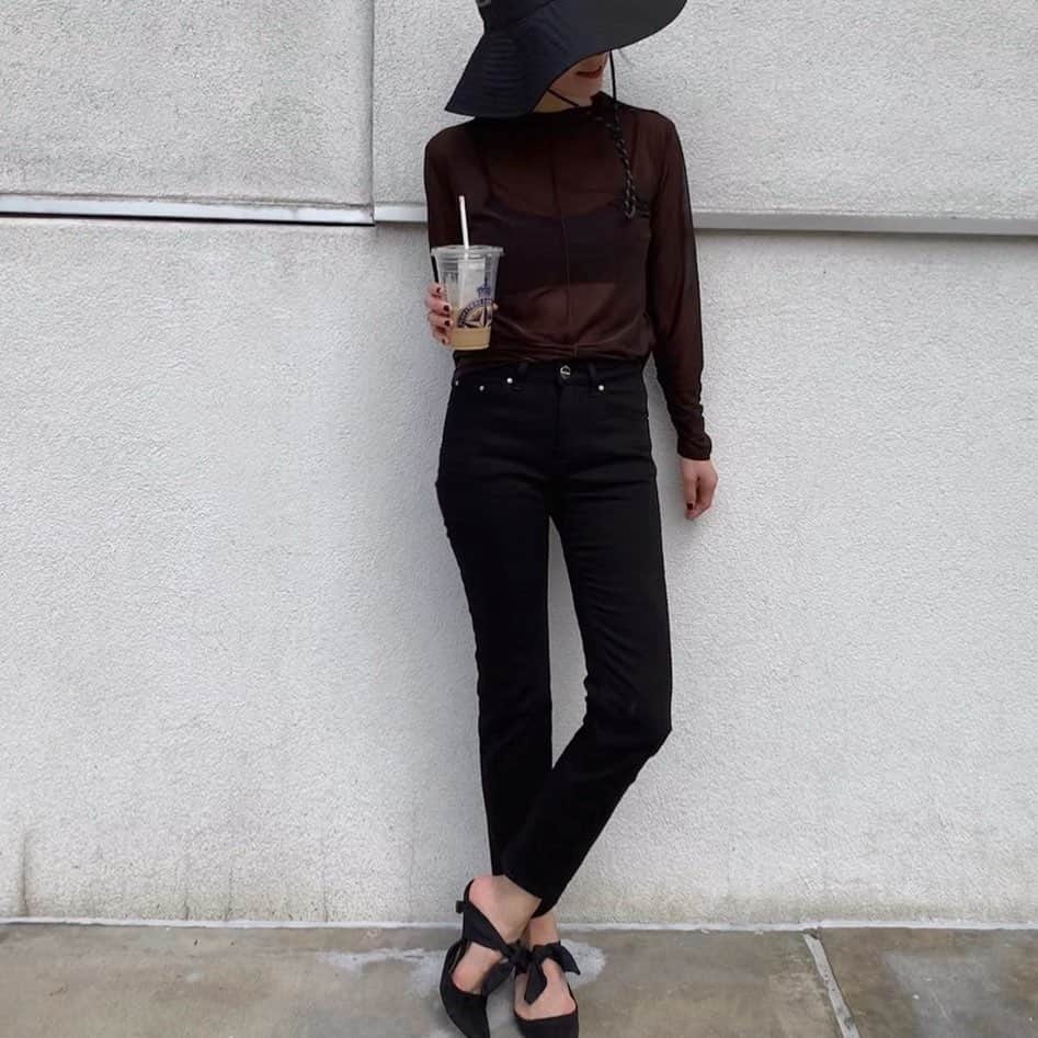 大塚良子のインスタグラム：「Morning walk. 朝のお散歩 Ｈat @ganni  Jeans @toteme  Tops @maisonspecial_women  Shoes @therow」