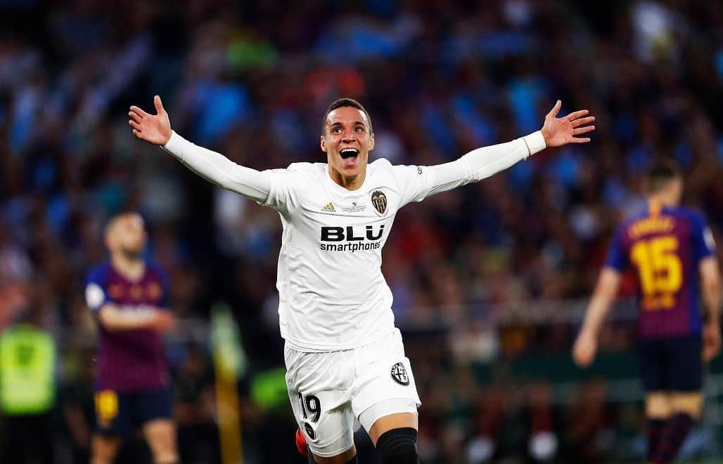 ロドリゴ・モレノ・マチャドのインスタグラム：「Hace un año conquistábamos la Copa del Centenario. Ha sido uno de los días más felices como Valencianista, no solo por la victoria, también por cómo se hizo. Compromiso, dedicación y un esfuerzo máximo por parte de todos para hacer de este sueño una realidad. Seguimos volando juntos 🦇 #Amunt 📣Recordaros que seguimos de sorteo!! #SorteoRodrigoMoreno 📣」