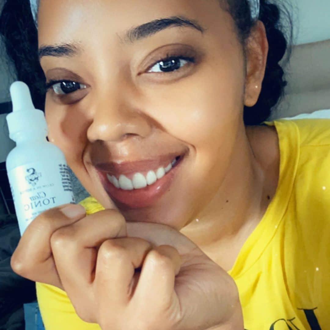Angela Simmonsさんのインスタグラム写真 - (Angela SimmonsInstagram)「It’s selling really quickly guys !! @shopsimmonsbeauty Thank you 😊 I’m so excited for you to get your hands on Clear Tonic #GlowInABottle」5月25日 22時55分 - angelasimmons