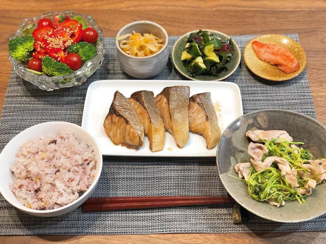 西木恵美里のインスタグラム：「#ぶりの照り焼き #豚肉と豆苗炒め #野菜サラダ #切り干し大根 #わかめときゅうりの和え物  #明太子 #雑穀米  わたしのお箸出してもてる🤫」