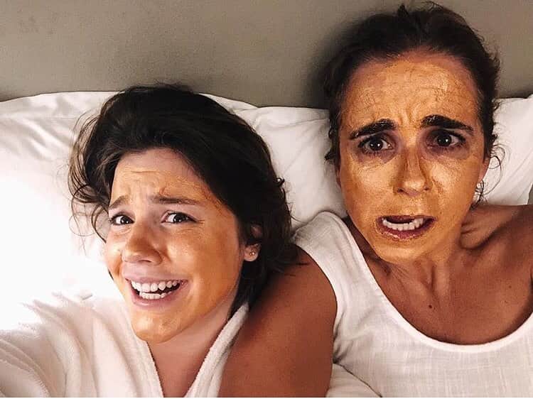 Alice Wegmannのインスタグラム：「escolho essa foto porque nesses dias dormimos e acordamos juntas, dividindo histórias, dores, gargalhadas e sopas. estar com você é sempre como ir para um spa, mas no sentido de se sentir bem - não de descansar. você é um foguete! e só quem tá dentro desse foguete sabe o que é viver na sua velocidade. uma aventura das mais gostosas. literalmente. te amo, Maria. desde que você chegou na minha vida eu só penso o tanto que quero aproveitar, como você sabe bem. feliz aniversário e que a gente ainda voe muito juntas 💛🚀🌟 @mmedicis」