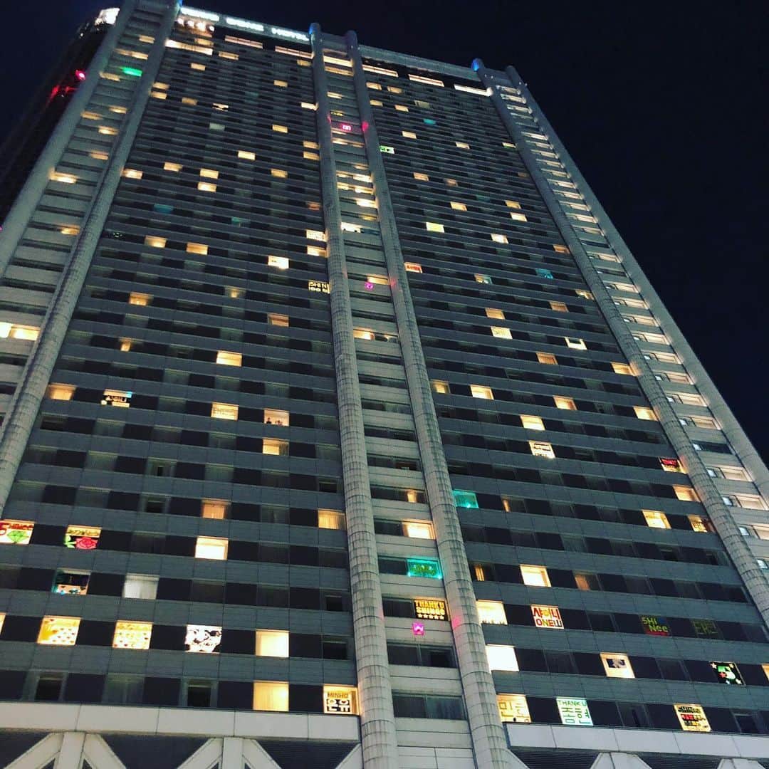 のインスタグラム：「SHINee12周年おめでとう☺️ 💎✨💎✨💎✨💎✨💎✨ 2018年東京ドーム公演から帰る時に見上げたら東京ドームホテルの窓が輝いていた。 僕は写真を撮りました。 これからも輝いてよSHINee☺️✨ 東京ドームの帰りはSHINeeのファンの皆様や東方神起のファンの皆様が窓を輝かせてるの知ってるから楽しみなんです🌃 そして海外から応援しに来られたファンのみなさんにも優しく教えてあげてるのも知ってます。 応援しているアーティストで人と人が繋がりもっともっと素敵な世界が広がっていけばいいな🌎 いつも『どりあんず堤』をほんの少しだけ、ほんの少しだけ、ほんの少ーしだけ期待して窓を探すけど、もちろんあるわけがないwww 当たり前だw そりゃそうだwと思って駅へむかう🚶‍♂️ #SHINee #シャイニー  #SHINeeデビュー12周年 #샤이니_데뷔_12주년  #SHINeeDay  #SHINee12thAnniversary  #SHINeeは12年間輝いてる #샤이니는_12년째_빛나는중 #SHINeeはこれからも輝いていく #東京ドームホテル #どりあんず堤と東京ドームホテル」