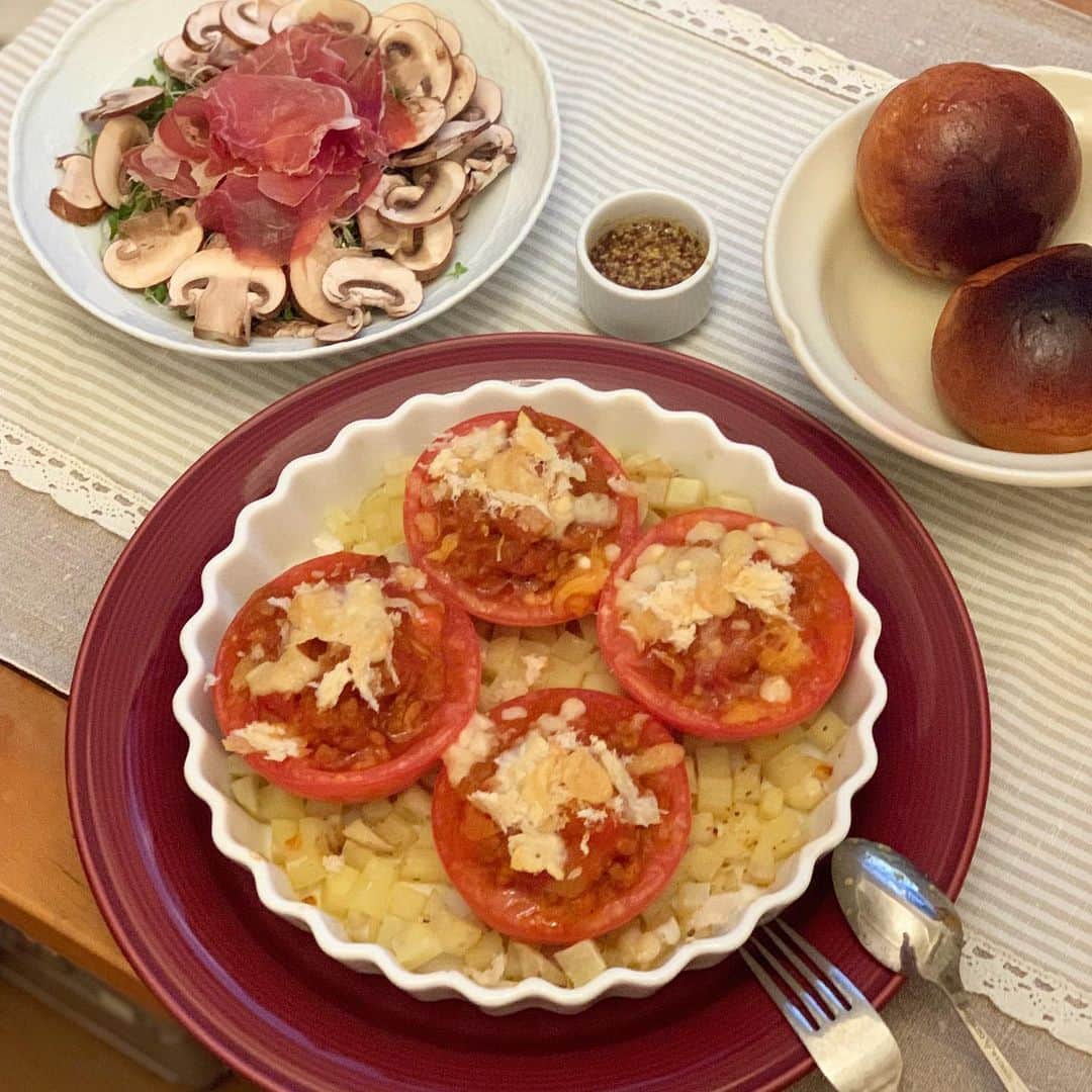 沢瀉美緒さんのインスタグラム写真 - (沢瀉美緒Instagram)「※ Love @cyril_lignac ‘s Instagram and  I’m checking his recipe 🗒 Today, I tried to cook tomato farcie👩‍🍳 . . Tomato farcie with soy meat🍅 . 今日は大好きでよくチェックしてる シェフ @cyril_lignac さんのレシピで トマトファルシを🍅 . @marukome_family のソイミートを使った ミートソースで作ってみました💛 . そして、ブロッコリースプラウトと ブラウンマッシュルームのサラダには ハモンセラーノのを添えて💛 . . #hamonserrano #ハモンセラーノ #cyrillignac #シリルリニャック #tomatefarcie #トマトファルシ #おうち時間 #おうちご飯 #stayhome」5月25日 23時20分 - mio_omodaka