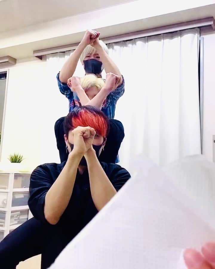 RYOGA -XTRAP-のインスタグラム：「Our first transition stuff😆﻿ 初トランジション！﻿ 感想は「こんな面倒くさいんや!!😭」﻿ 他のクリエイターの皆様尊敬します！﻿ 🕺🕺🕺﻿ @xtrap.official ﻿ @ryoga_xtrap ﻿ @zange_xtrap ﻿ @kenshin_xtrap ﻿ 🕺🕺🕺﻿ ・﻿ ・﻿ ・﻿ @tiktok @tiktok_japan」