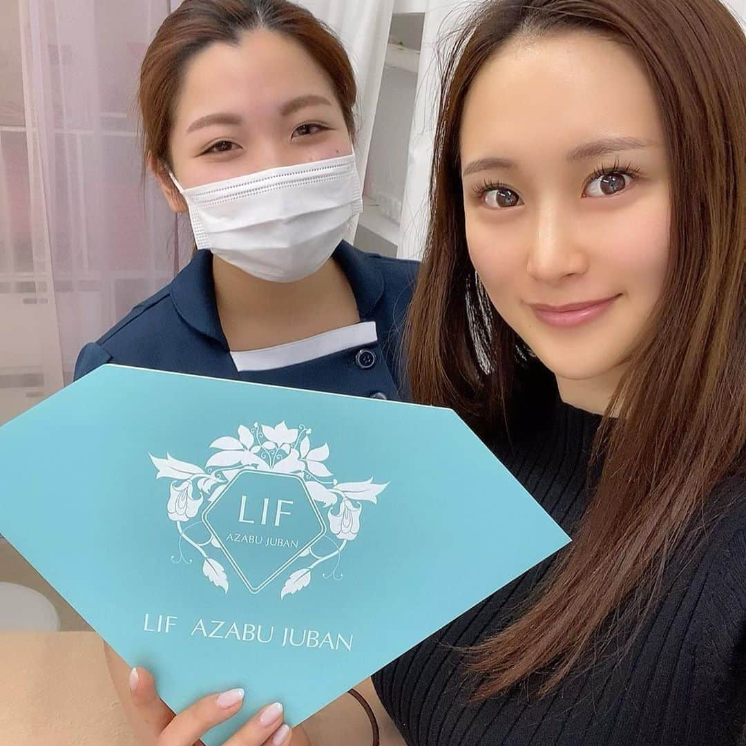 福江菜々華さんのインスタグラム写真 - (福江菜々華Instagram)「友達が働いてるエステサロンLIF(@lif_azabujyuban)に行ってきた〜！！ ハイフと幹細胞導入ケアをしてもらったよ💆🏻‍♀️✨ ハイフは何回も色んなとこ行ったことあったけど、全然違う！！ ハイフはハイフでもこの機械は東京に10台も無いんだって！ エステハイフってあんまり信用してなかったけど、私的に医療ハイフ超えた😳！！！ほんとに！ しかもね、医療ハイフとかだと出力高くてすっごい痛いんだけど、これは痛くない！ スタッフさんの引き上げる力の方が痛いなあってぐらい痛くないwww その人に合った引き上げ方で、造顔してくれるの💆🏻‍♀️ そしてその後は今話題の幹細胞導入をやってもらって、お肌ぷるぷるつやつや🥺✨✨✨ トーンアップして白くなった✨ 感動しすぎて長文になっちゃったw フェイスラインのたるみが普段から気になってて、そこが一瞬で解消したからもう嬉しくて何回もかがみ見ちゃう🤣 友達のとこだからとかではなく本当におススメだから行ってみてほしい🥺✨ 2回目は1ヶ月空けないといけないんだけど、早く行きたい〜〜😭 私の友達も安くしてくれるみたいなので、私の名前使って行ってみてください✨ 小顔にしたい人たるみ気になる人、肌を綺麗にしたい人、トーンアップしたい人、本気でおすすめ😇もちろん男性にも！ . . . #LIF麻布十番#リフ麻布十番#臍帯血幹細胞さい帯血幹細胞#サイ帯血幹細胞##ハイフ#痛くないハイフ#小顔#フェイスライン#たるみ改善#エステ#幹細胞#幹細胞導入#麻布十番#美肌#肌ケア」5月25日 23時21分 - nanaka_fukue