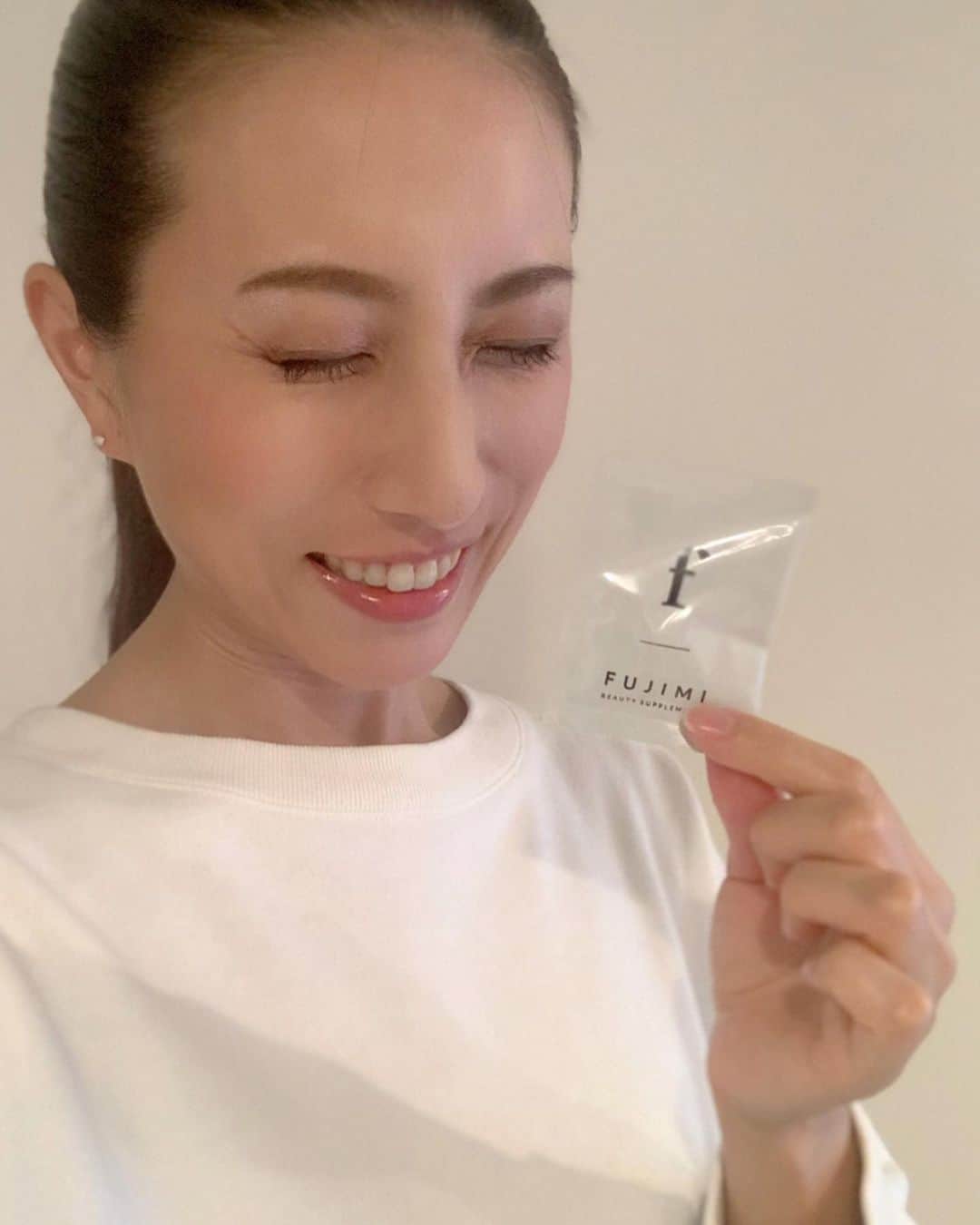 朝風れいさんのインスタグラム写真 - (朝風れいInstagram)「着たい服も 飾りたいお花も 食べたい物も やりたいエクササイズも ・ ・ 全部自分の為に自分自身で選んでいるのに、摂りたくて摂ってるサプリメントは、マルチビタミン&マルチミネラルを飲んでおけばいいの？ ・ ・ そんな疑問を持ったのはつい数日前🌱 ・ ・ 何個かの質問に答えて肌診断してその人に合ったサプリを処方してくれる〝BEAUTY SUPPLEMENT  FUJIMI〟💊 今こちらを試させて頂いてます‪⸜(*ˊᵕˋ* )⸝‬ ・ ・ まだ飲み始めて数日なのですが、肌環境悪い時期から飲み始めたのに、今月は肌荒れもせず。。。FUJIMIのお蔭かなって、これからの周期が楽しみになってるなうです🤤 1日分を個装してくれてて、使いやすくオシャレな入れ物なのも、凄く素敵で… ・ ・ って、相変わらずくるみに邪魔されて、写真では伝わりませんwww ・ ・ 無料で出来る肌診断だけでも、凄く楽しいから、お試しあれ❤️ 普段の私生活での反省点も見つかるかも🤭 ・ ・ ・ #fujimi #fujimiサプリ #カスタマイズサプリ #カスタマイズ #美容診断 #サプリメント #supplements #beauty #beautysupplement #pr」5月25日 23時29分 - rei.wd