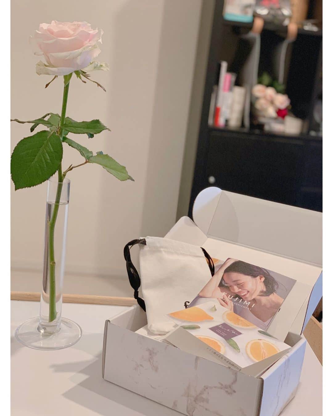 朝風れいさんのインスタグラム写真 - (朝風れいInstagram)「着たい服も 飾りたいお花も 食べたい物も やりたいエクササイズも ・ ・ 全部自分の為に自分自身で選んでいるのに、摂りたくて摂ってるサプリメントは、マルチビタミン&マルチミネラルを飲んでおけばいいの？ ・ ・ そんな疑問を持ったのはつい数日前🌱 ・ ・ 何個かの質問に答えて肌診断してその人に合ったサプリを処方してくれる〝BEAUTY SUPPLEMENT  FUJIMI〟💊 今こちらを試させて頂いてます‪⸜(*ˊᵕˋ* )⸝‬ ・ ・ まだ飲み始めて数日なのですが、肌環境悪い時期から飲み始めたのに、今月は肌荒れもせず。。。FUJIMIのお蔭かなって、これからの周期が楽しみになってるなうです🤤 1日分を個装してくれてて、使いやすくオシャレな入れ物なのも、凄く素敵で… ・ ・ って、相変わらずくるみに邪魔されて、写真では伝わりませんwww ・ ・ 無料で出来る肌診断だけでも、凄く楽しいから、お試しあれ❤️ 普段の私生活での反省点も見つかるかも🤭 ・ ・ ・ #fujimi #fujimiサプリ #カスタマイズサプリ #カスタマイズ #美容診断 #サプリメント #supplements #beauty #beautysupplement #pr」5月25日 23時29分 - rei.wd