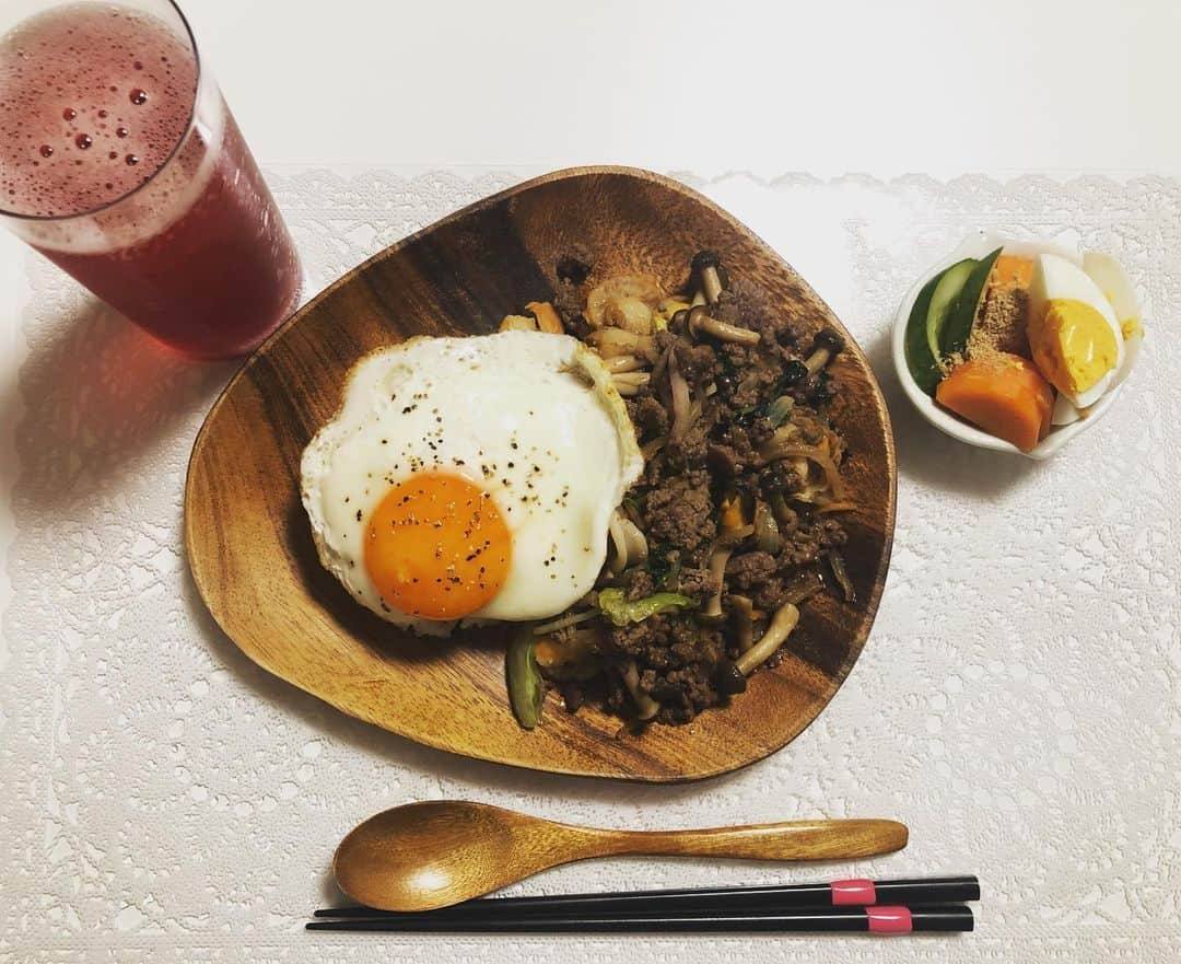 宇都宮まきさんのインスタグラム写真 - (宇都宮まきInstagram)「朝ごはんはおにぎり🍙を握って失敗したので㊗️✨ 晩ご飯は握らずに 器に入れてカポッとして✨ ガパオライスっポクしてみたポクちんだょ😍👍❣️ お肉🍖がひき肉とは思えないほど✨かたまりをなして✨真っ黒になったけど🤏 なぜか美味しかったょ🤗💓 自分しか食べなぃからまぁいっか😇 実は✨今朝から✨ 「とても人には食べさせられない料理チャレンジ」やってんだょね😍 「それなら永遠に続けられそぅ😇❣️」だって⁉️ アホっ❗️どったろか❗️🤣 でも正解🥰 わぁわぁゆうてますがお時間です🙇‍♂️ じゃあね😘バィバーイ＼(^o^)／」5月25日 23時29分 - utsunomiyamaki