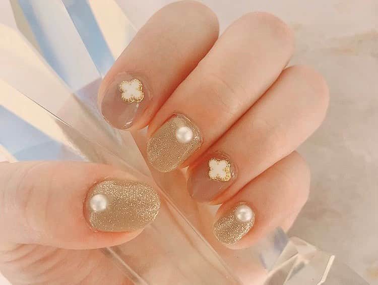坂口莉果子のインスタグラム：「お家でできるウィークリージェルネイル💅🏻 1週間から2週間持ちます フットは3週間くらい 簡単にオフできるので最近ハマってます🍭 ⭐️使用色 WG-11 Antique Roseくすんだ大人めローズ ・ NE-32 Perfect Woman できる女のスモーキーベージュ ・ NE-16 Stardust 星くずのゴールドグリッター ・ ・ ・ #newnails  #nailart  #weeklygel  #gelnails  #naildesign  #spring  #selfnail  #2020  #japan #home  #homei  #homeiウィークリージェル  #ホーメイ  #ウィークリージェル  #ウィークリージェルネイル  #ジェルネイル #ネイルデザイン  #ネイルアート  #セルフネイル  #パール  #パールネイル  #春  #春ネイル  #おうち時間」