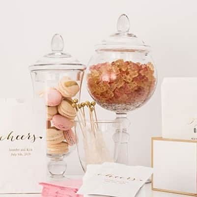 結婚準備のインスタグラム：「可愛いガラスのキャンディジャーに、お気に入りのスイーツを🍭 . #キャンディ #スイーツ #キャンディジャー #キャニスター #スイーツビュッフェ #おしゃれなびん #ユアスタイルウエディング #yourstylewedding」